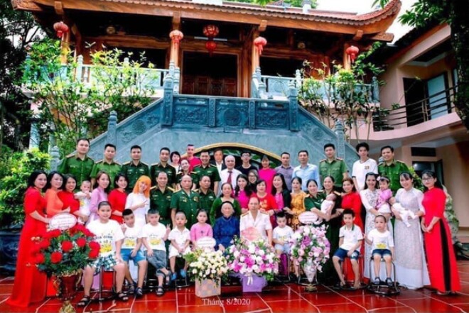 Hậu Hoàng xuất thân trong gia đình có truyền thống 3 đời làm quân nhân.