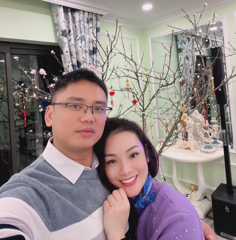 Tân Nhàn có cuộc sống hạnh phúc bên chồng là Phó Giáo sư.