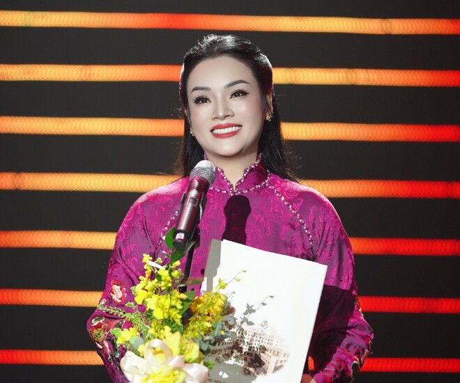 NSƯT Tân Nhàn trở thành Phó Giáo sử ở tuổi 43.