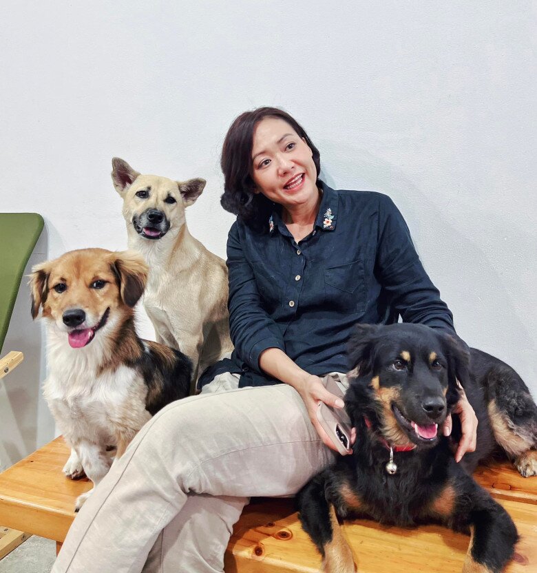 Diễn viên Hồng Ánh nhận nuôi hơn 10 chú chó mèo bị bỏ rơi.