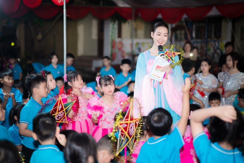 Người đẹp tổ chức Trung thu cho các em nhỏ vùng lũ.
