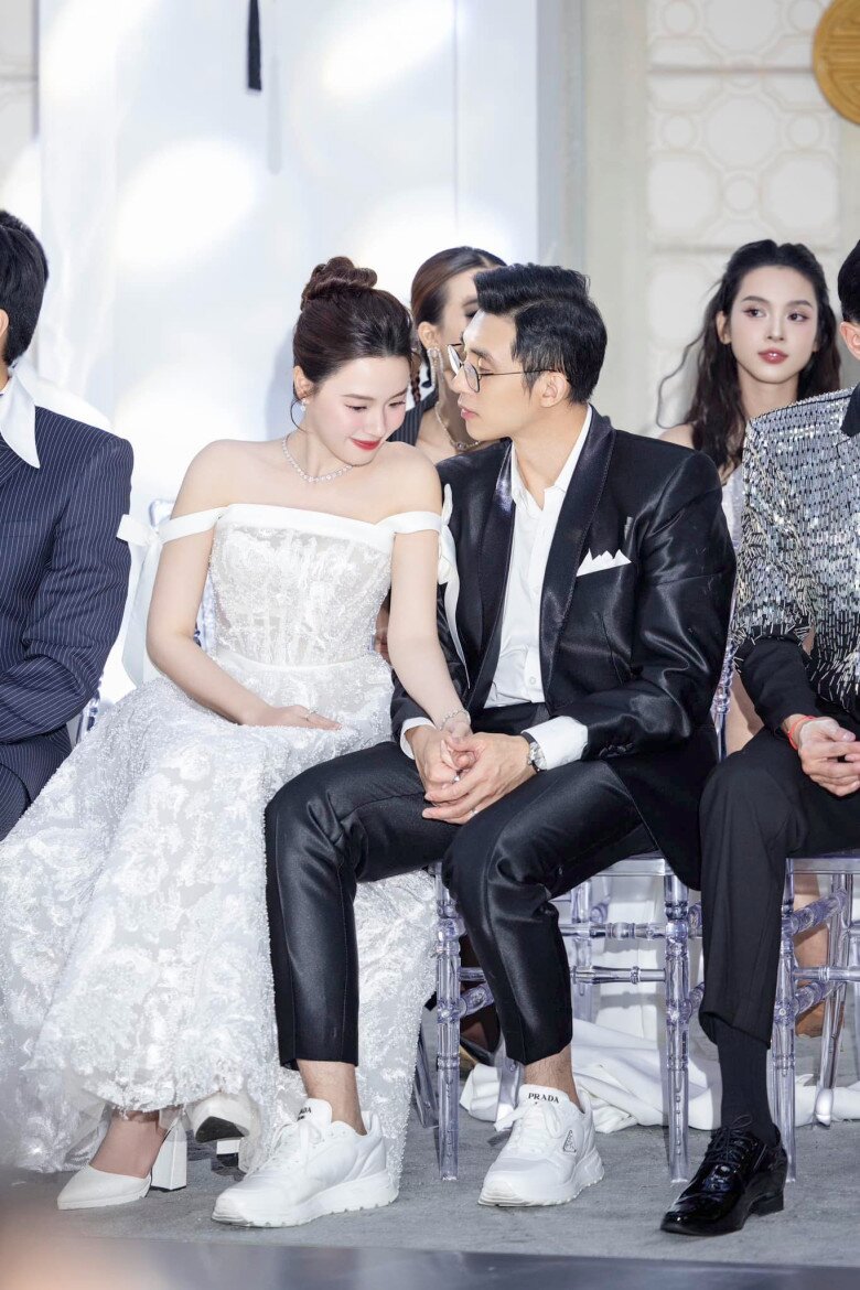 Nam doanh nhân thường xuyên tháp tùng vợ tham dự sự kiện.