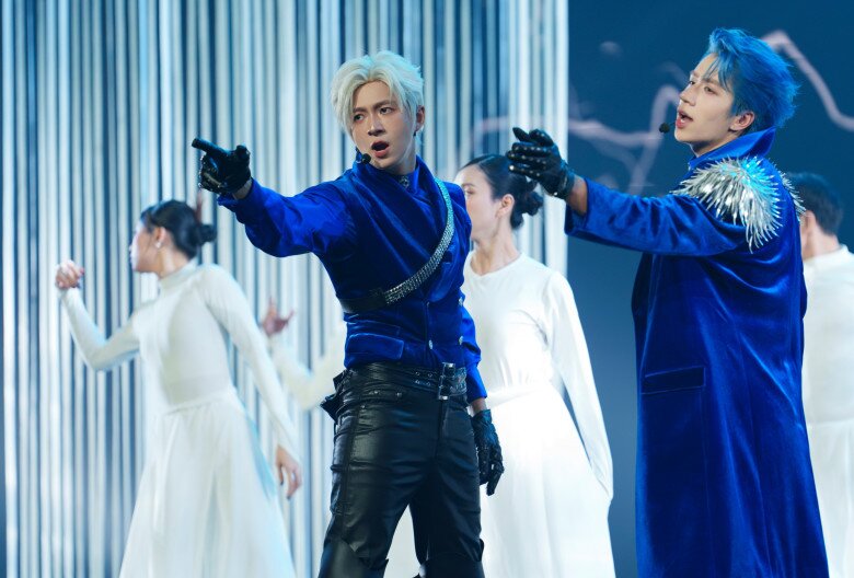 Sân khấu của đội Karik chạm đến cảm xúc của khán giả.