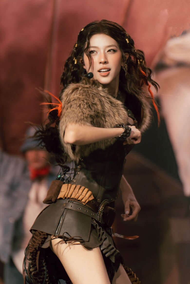 Lamoon xuất hiện xinh đẹp hỗ trợ dàn “anh trai” hoàn thành phần thi.