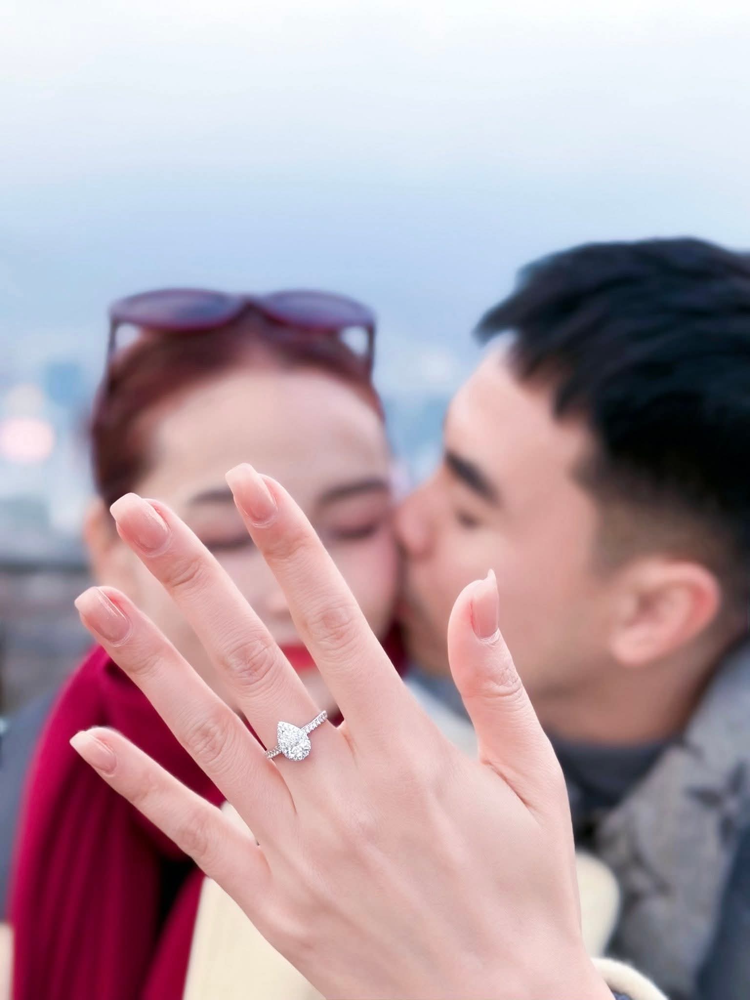 Chiếc nhẫn cầu hôn đính kim cương “siêu to” được cặp đôi khoe lên mạng xã hội.