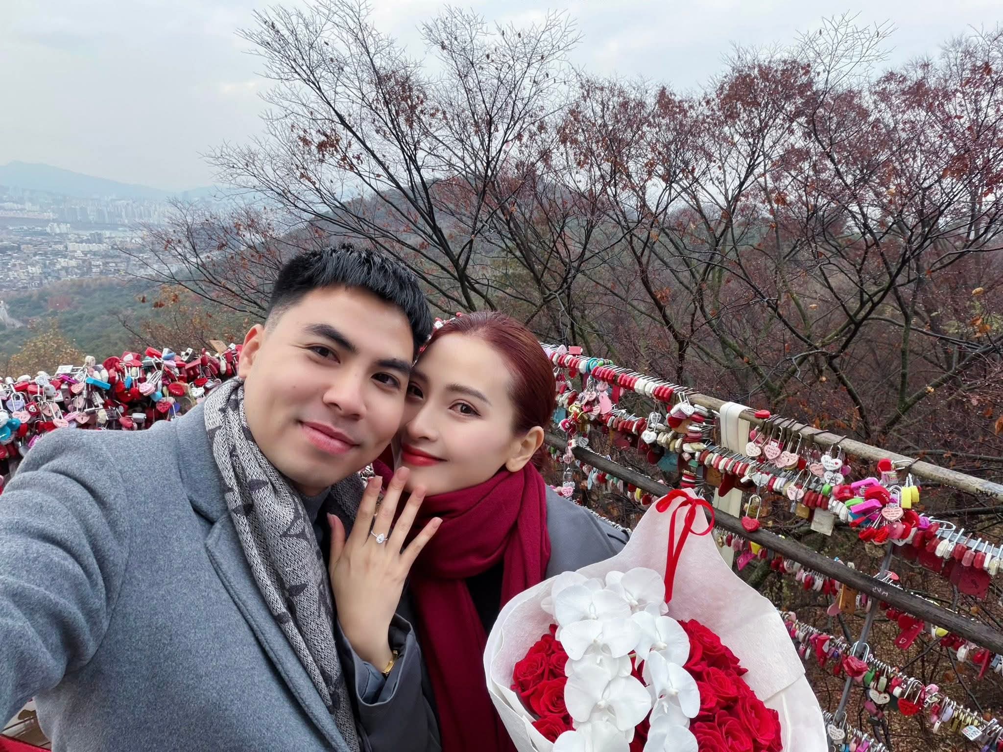 MC Mù Tạt hài hước cho biết bản thân được Đức Huy cầu hôn trong tình trạng còn đang ngái ngủ.