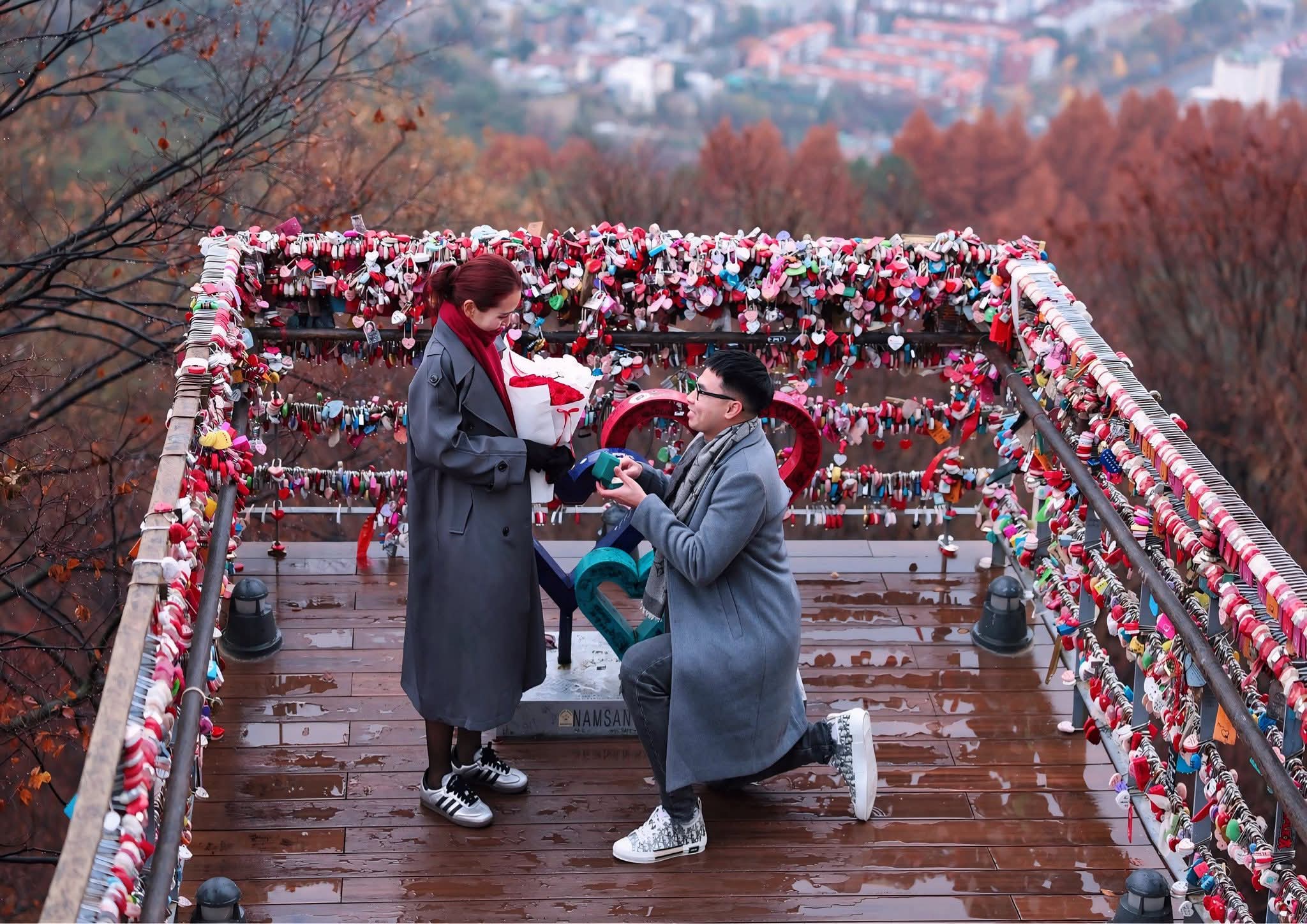 Nam cầu thủ quỳ gối ở “tháp tình yêu” Namsan, lãng mạn ngỏ lời cầu hôn bạn gái.