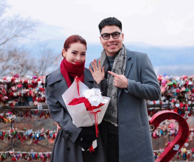 Tiền vệ Phạm Đức Huy cầu hôn thành công MC Mù Tạt ở Hàn Quốc.