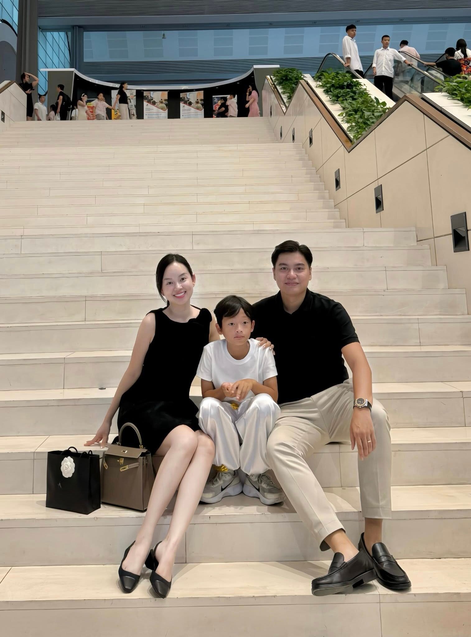 Chồng Ly Kute đối xử rất tốt với con trai riêng của vợ.