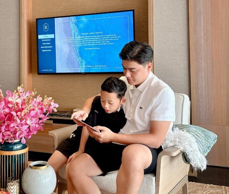 Bé Khoai Tây cũng có mối quan hệ thân thiết với bố dượng.