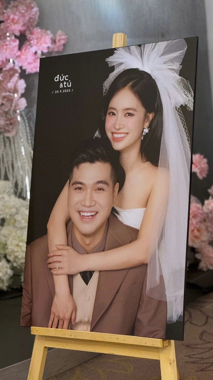 Đám cưới của cặp đôi được diễn ra riêng tư và ấm cúng tại Thủ đô Hà Nội.