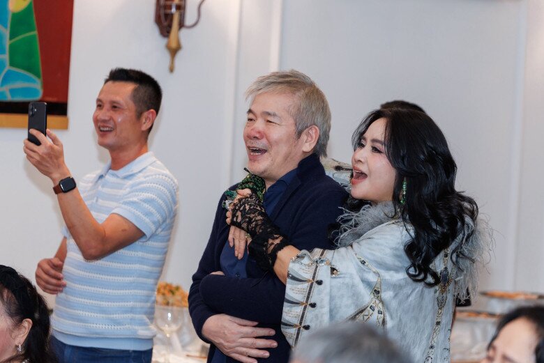 NSND Thanh Lam ôm ông xã Tiến Hùng hát trong sinh nhật của cháu ngoại.