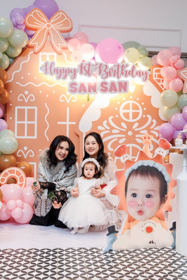 Bé Bao Bao lên 1 tuổi ngày càng đáng yêu, diện mạo xinh xắn hưởng trọn gen của gia đình.