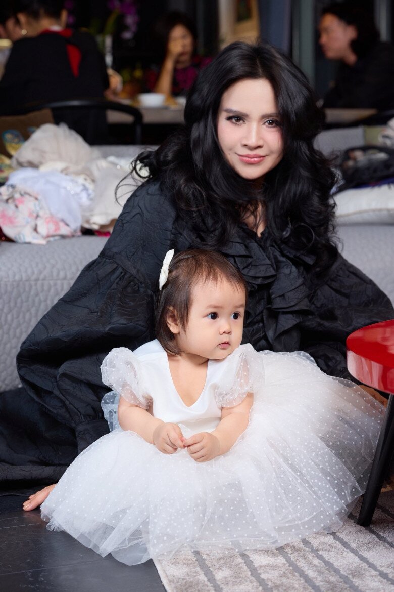 Diva Thanh Lam vỡ òa khi có cháu ngoại, học hỏi nhiều thứ để chăm sóc bé Bao Bao.