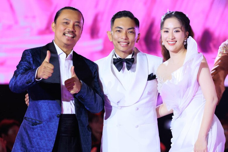 Phan Hiển từng trải qua sự huấn luyện của Khánh Thi lẫn Chí Anh trong hành trình theo đuổi dancesport.