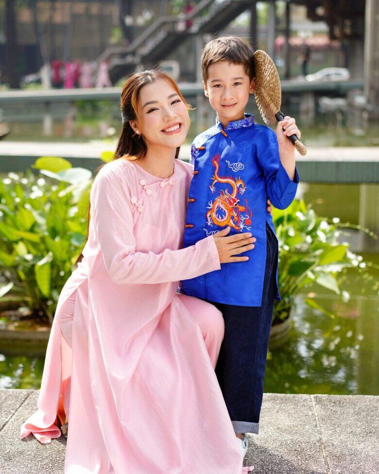 Người đẹp 9X phải buộc mình trở thành người mẹ kiêm vai trò của ba khi dạy con.