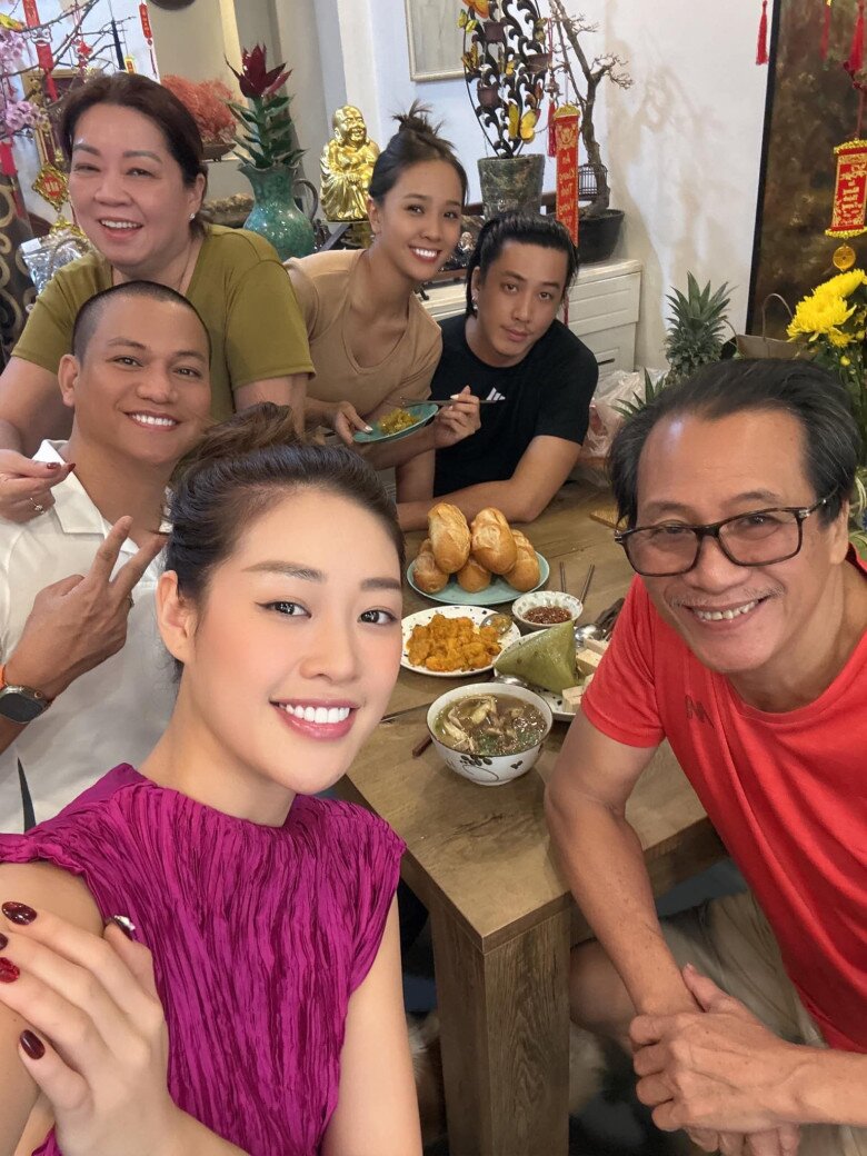 Khánh Vân tự hào khi bố mẹ mình được ông xã chăm sóc kỹ lưỡng, thường gọi Nguyễn Long là “bác sĩ gia đình”.