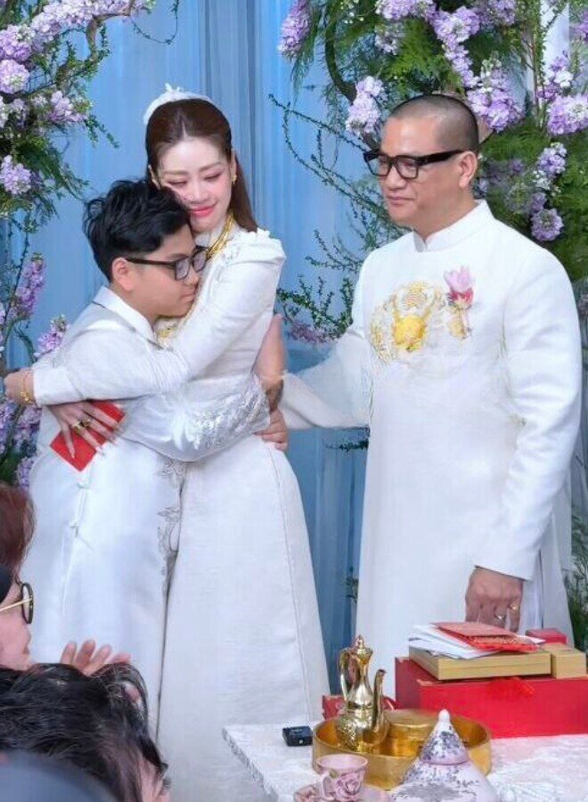 Nguyễn Long từng trải qua đổ vỡ, có 1 cậu con trai riêng, cậu bé cũng thân thiết với Khánh Vân.