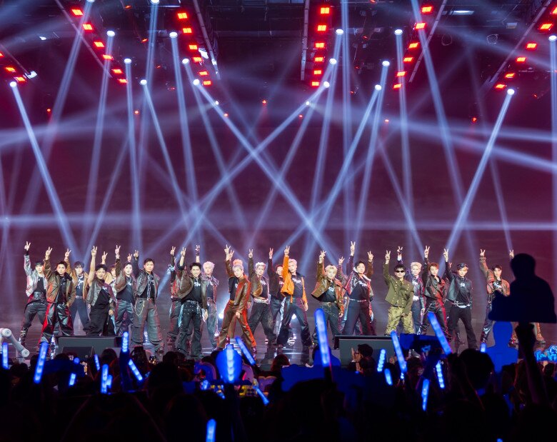 30 “anh trai” đồng diễn ca khúc chủ đề All eyes on us”.