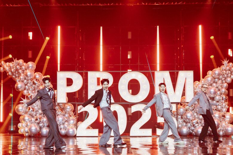 Đội Negav mở màn với sân khấu “Ai yêu anh nhất” đầy sôi động.