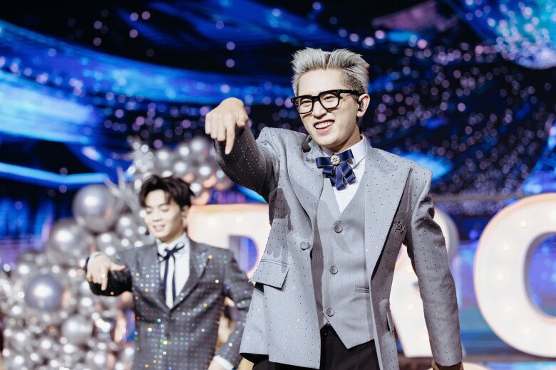 B Ray cực điển trai trong tiết mục thi đấu nhóm.