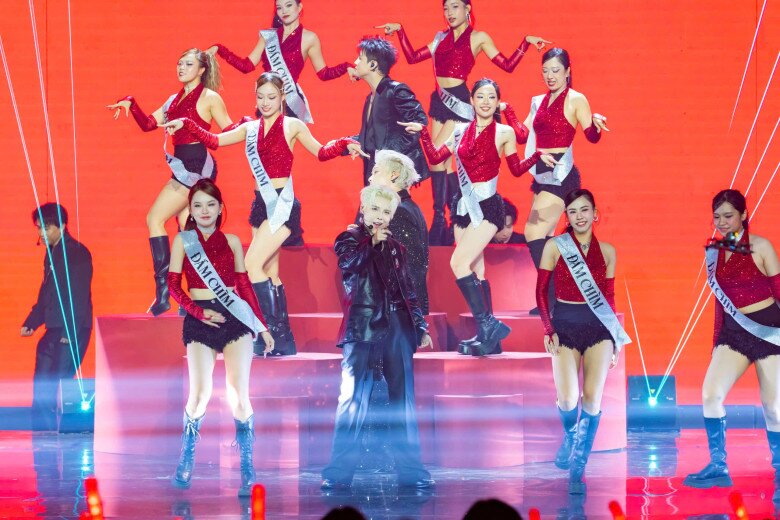 Các nghệ sĩ “đắm chìm” trong hành trình cuối của chương trình năm nay.