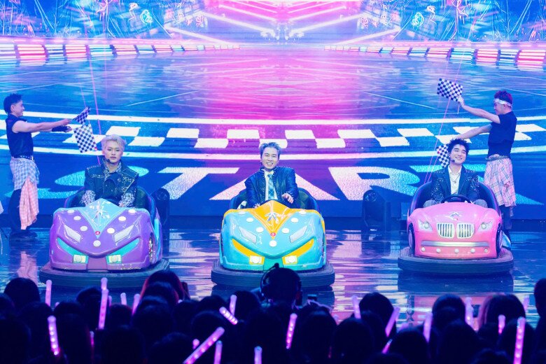 Sân khấu được dàn dựng như đường đua của đội Karik.