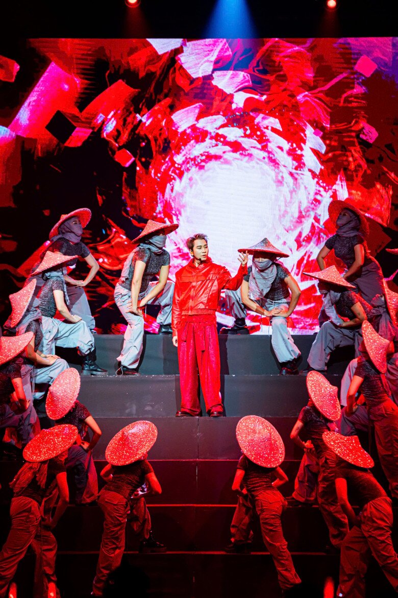 Sân khấu đậm chất dân gian của Karik.