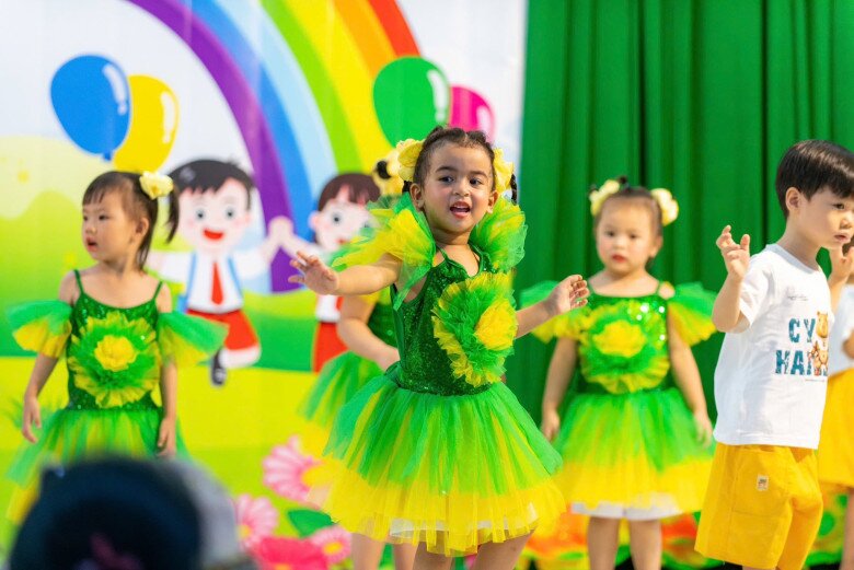 Con gái đầu lòng của Võ Hạ Trâm hiện đang đi học ở trường dòng.