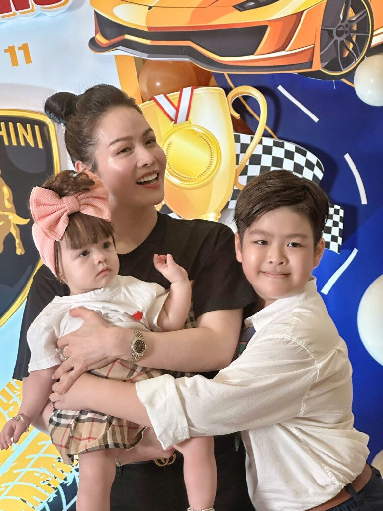 Nhật Kim Anh hạnh phúc khi 2 con chung “nửa huyết thống” thân thiết với nhau.