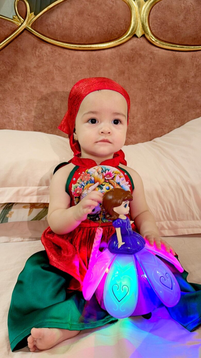 Bé Julia được mẹ biến hóa đa dạng cho nhiều váy áo.