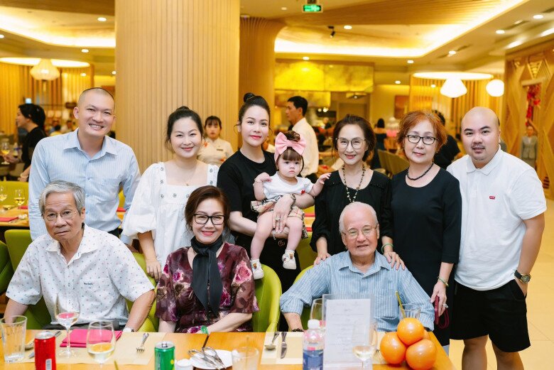 Nữ diễn viên bế ái nữ về Cần Thơ thăm nhà chồng cũ.