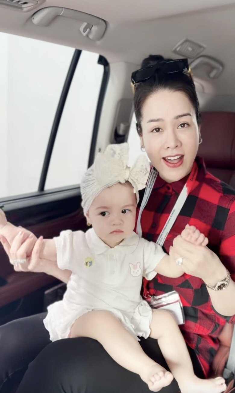 Khán giả bất ngờ khi Nhật Kim Anh cho con gái đến lớp sớm.