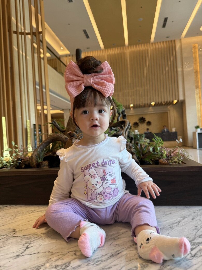 Con gái của Nhật Kim Anh nhận được nhiều lời khen ngợi từ khán giả bởi sự kháu khỉnh.