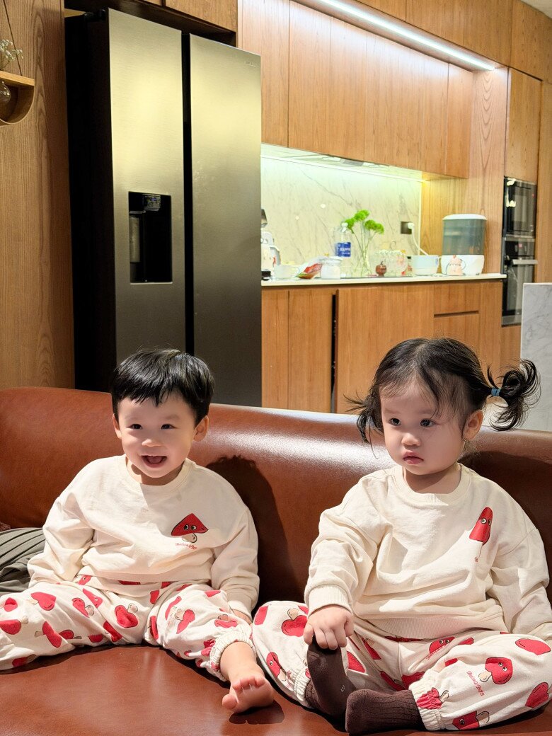 2 con lai Hàn - Việt của Sam sở hữu ngoại hình đáng yêu, dễ thương.