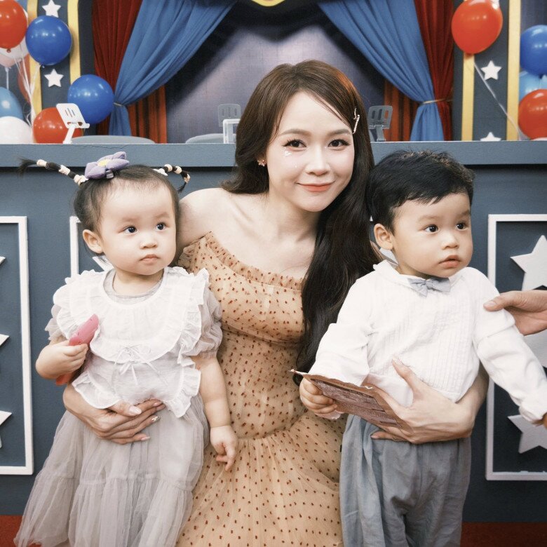 Sam được khen ngợi vì nuôi 2 con song sinh rất khéo léo.