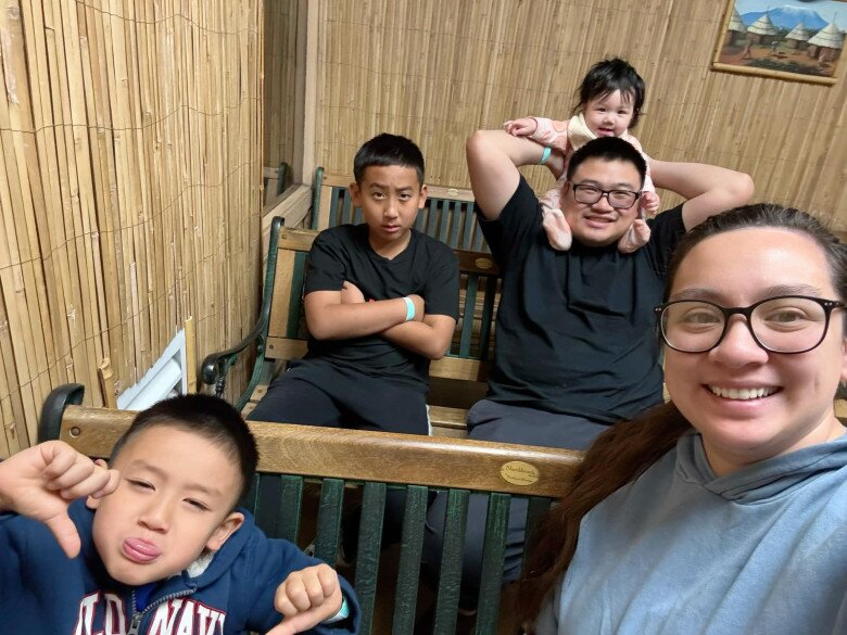 Con gái cố ca sĩ Phi Nhung thường xuyên khoe những hình ảnh gia đình hạnh phúc lên mạng xã hội.