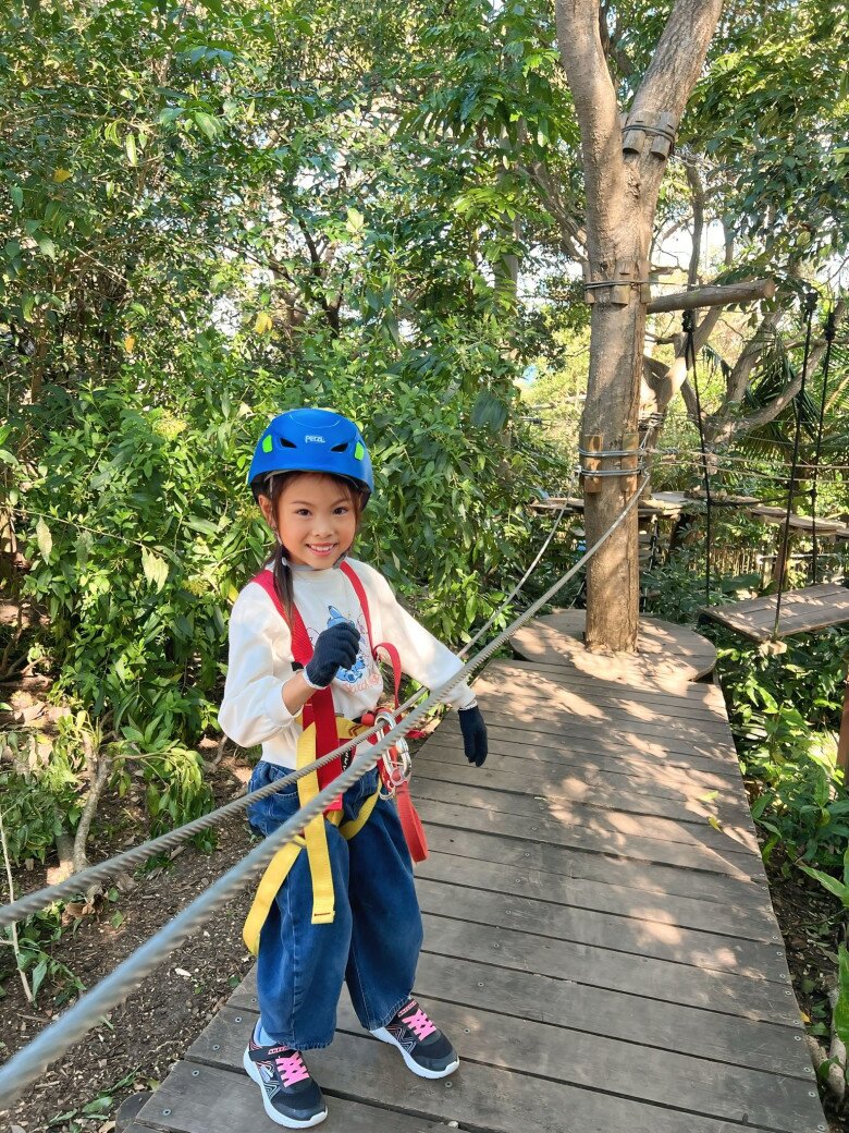 Bé Talia từ nhỏ đã được bố mẹ dạy cho tính tự lập.