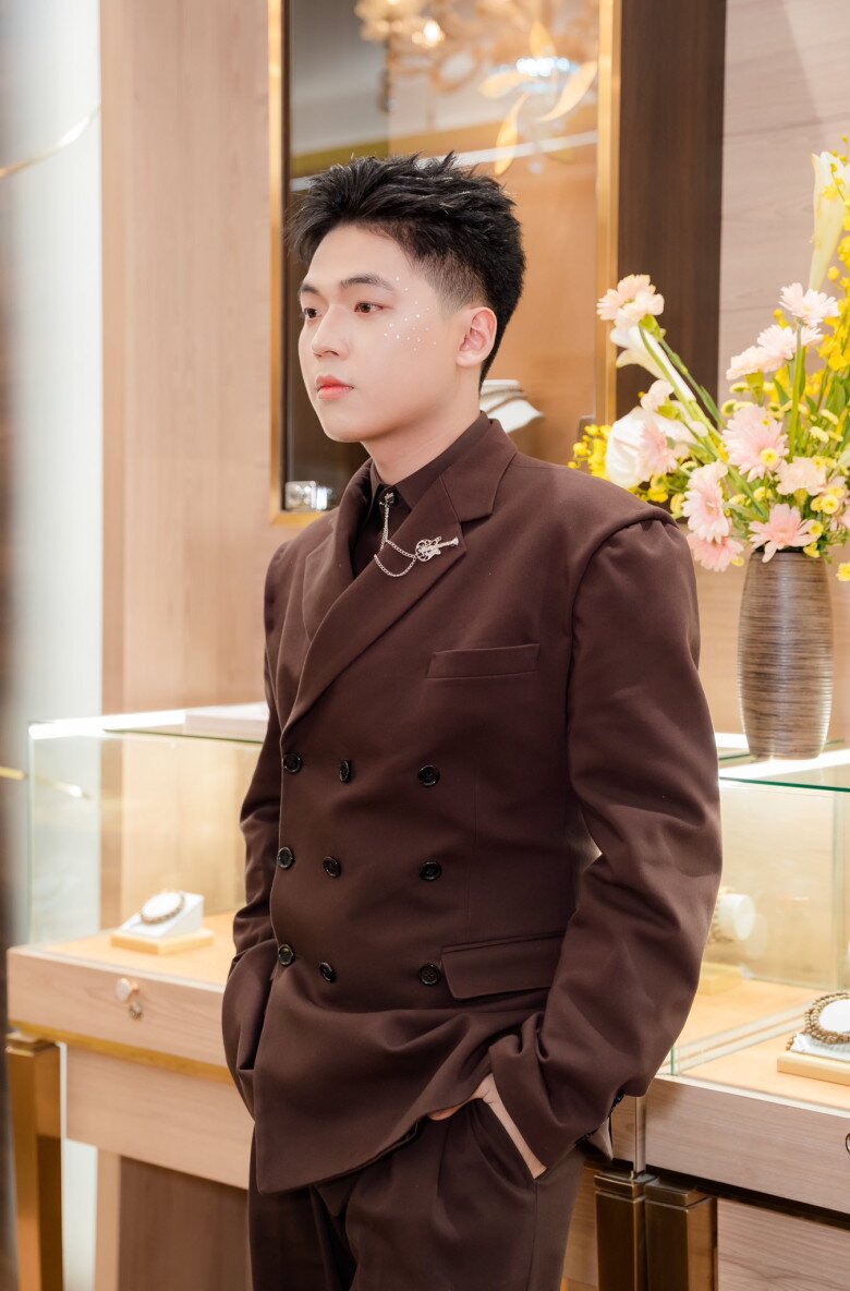 Nam ca sĩ để lại ấn tượng với khán giả bởi sự đa tài.