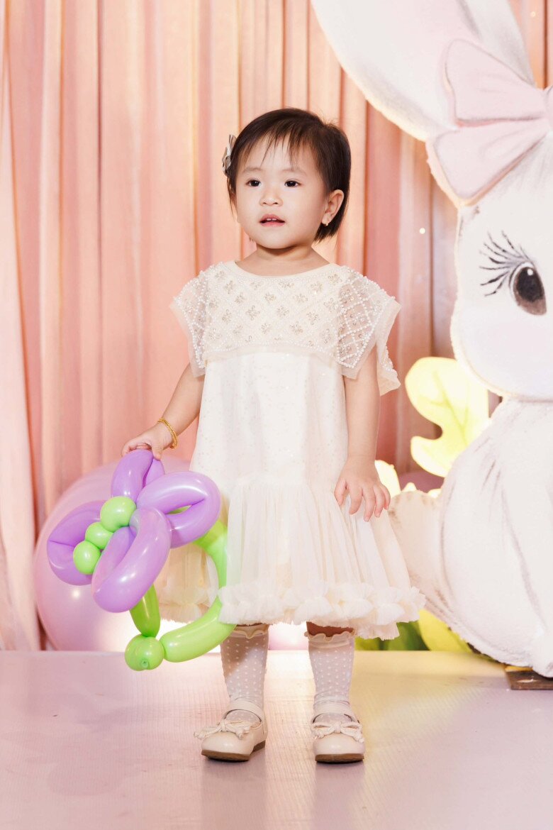 Dù mới 1 tuổi, nhưng bé Kỳ Kỳ đã ham học hỏi, muốn tìm hiểu nhiều điều.