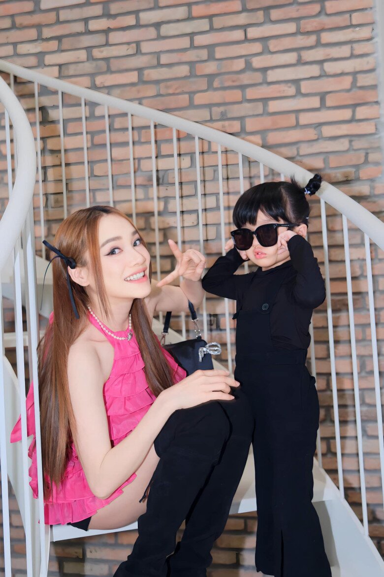 Nhã Phương khám thai được Trường Giang amp;#34;hộ tốngamp;#34;, bụng bầu gần 6 tháng amp;#34;nhỏ xíuamp;#34; nhìn không ra có bé thứ 3 - 9