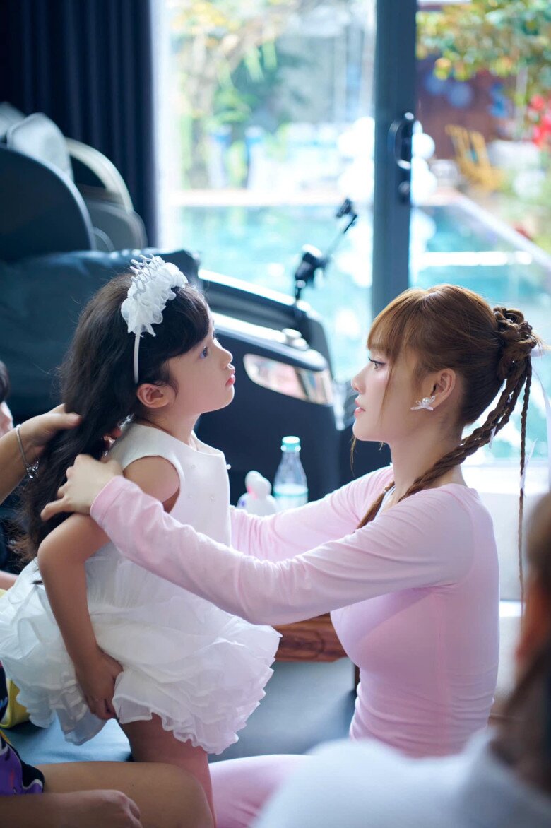 Con gái đầu lòng xinh xắn, đáng yêu của Trường Giang và Nhã Phương.