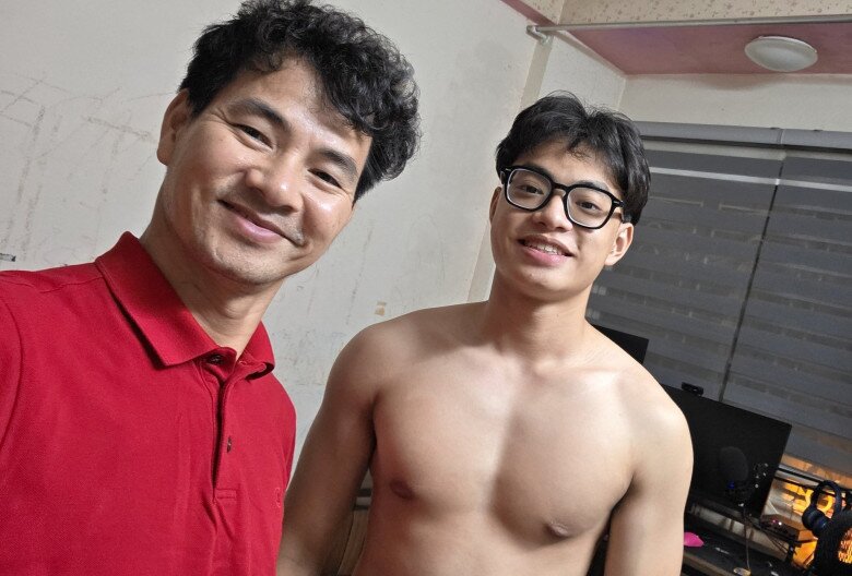 Khánh Minh được nhận xét là “bản sao” của NSND Xuân Bắc.