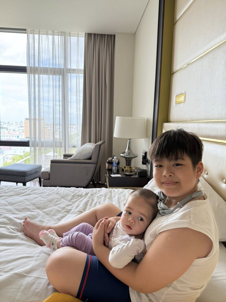 Nữ diễn viên hạnh phúc khi thấy 2 con yêu thương, quấn quýt với nhau.