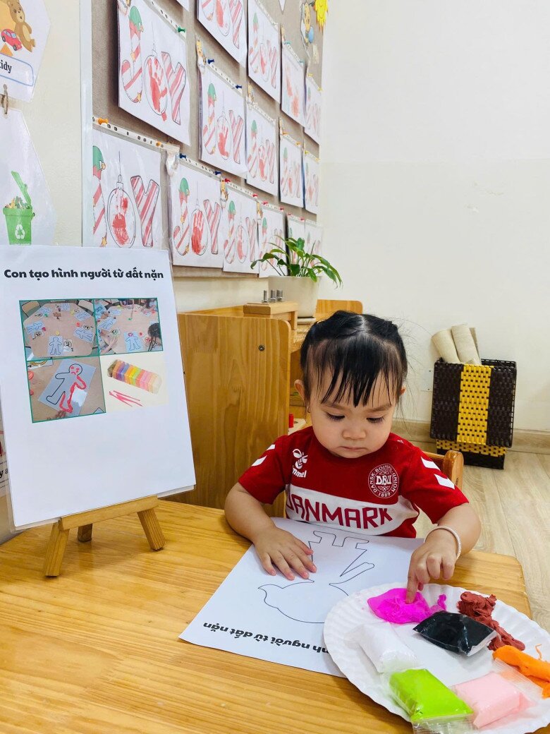 Hành trình đi học của ái nữ nhà Kha Ly và Thanh Duy được nhiều khán giả theo dõi.