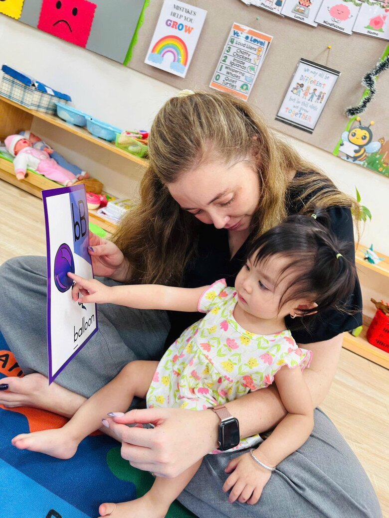 Bé Lita ngày càng xinh xắn và kháu khỉnh.