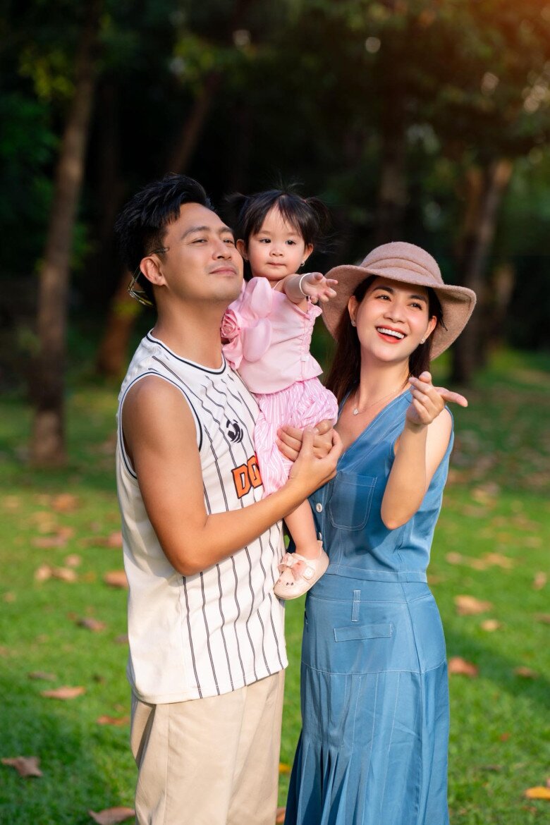 Vợ chồng diễn viên Kha Ly cho con gái đi học ở trường song ngữ.