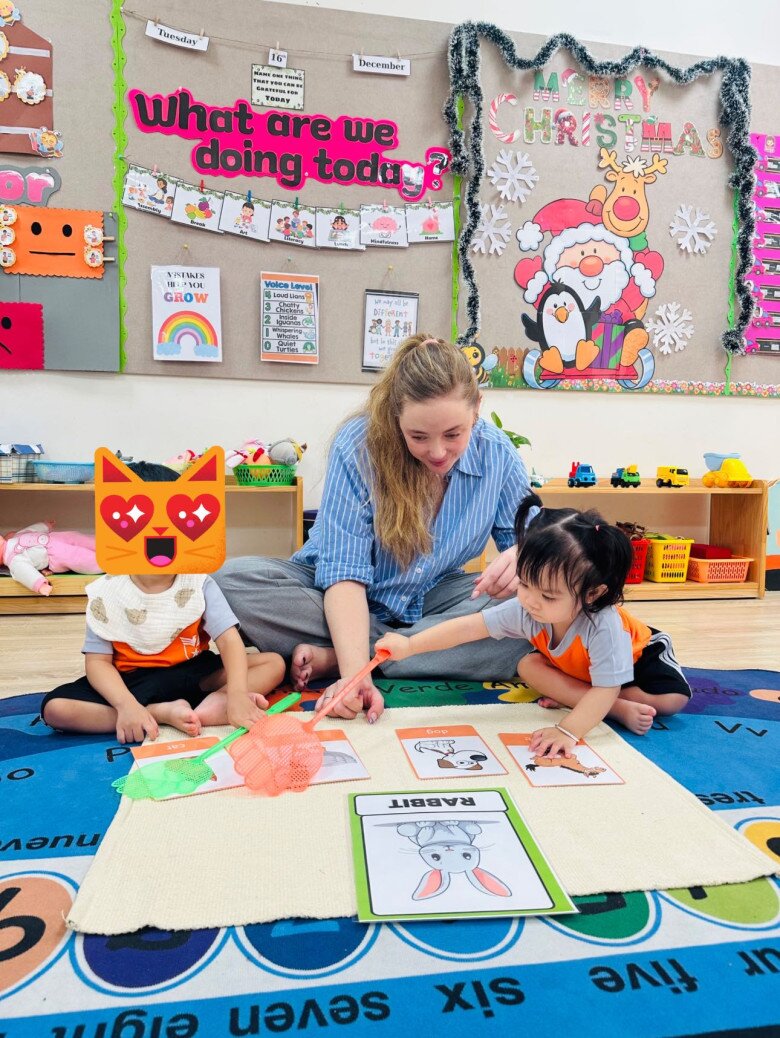 Bé Lita thông minh, nhanh nhạy nhận biết từ vựng và hình ảnh khi được cô dạy.