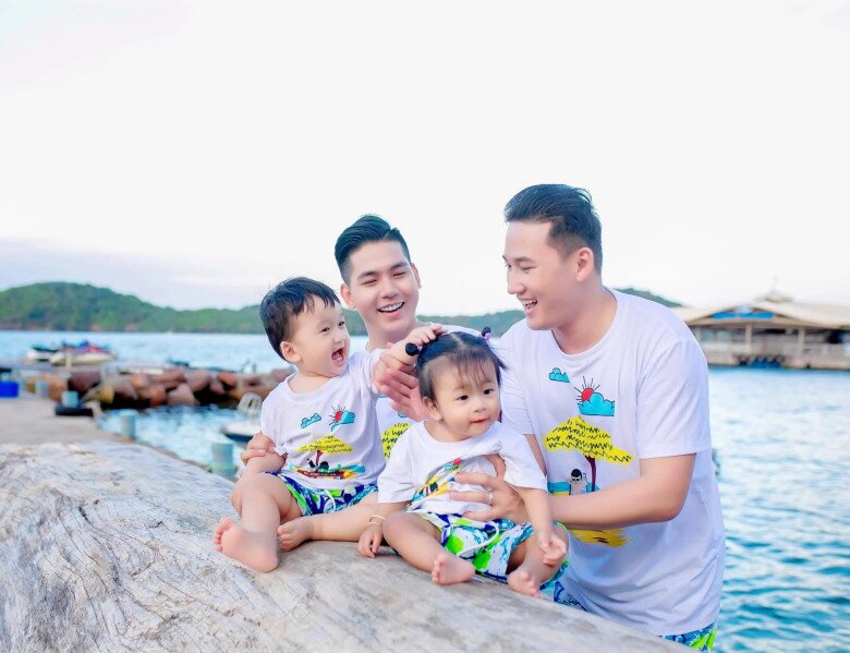 Cặp đôi luôn chăm sóc cho 2 con chu toàn, không để các bé thiếu thốn điều gì.