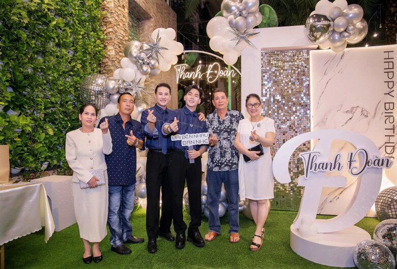 Gia đình đôi bên ủng hộ tình cảm của cặp đôi.